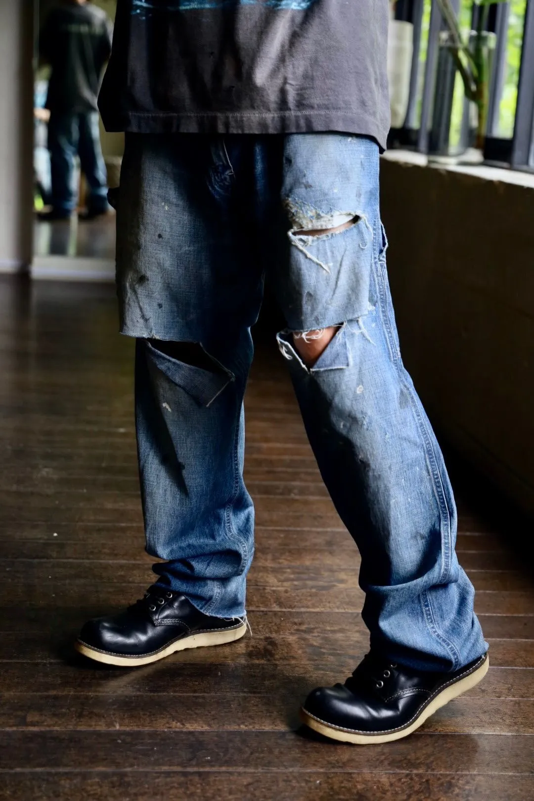 SAINT Mxxxxxx SAINT_DENIM PANTS/PAINTER /BLUE Logging trousers with knife-cut holes and splashed ink. Patch jeans. Blue S-XL. All accessories are molded and customized. Super heavy work. Washed and distressed. Knife-cut holes. Artificial splashed ink graffiti. Authentic version. Loose and stylish.